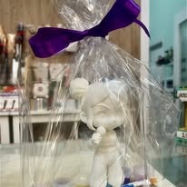 Figura con lazo morado